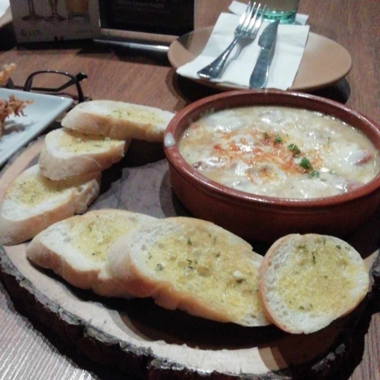 Queso fundido con chorizo