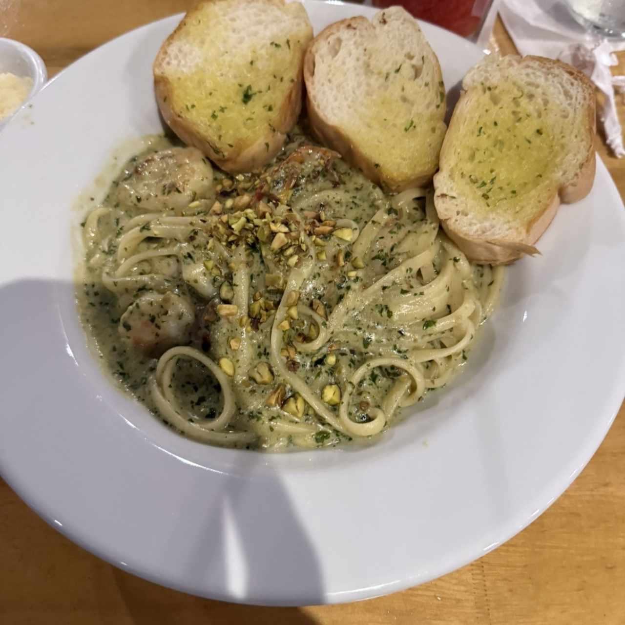 Pasta con camarones y pesto