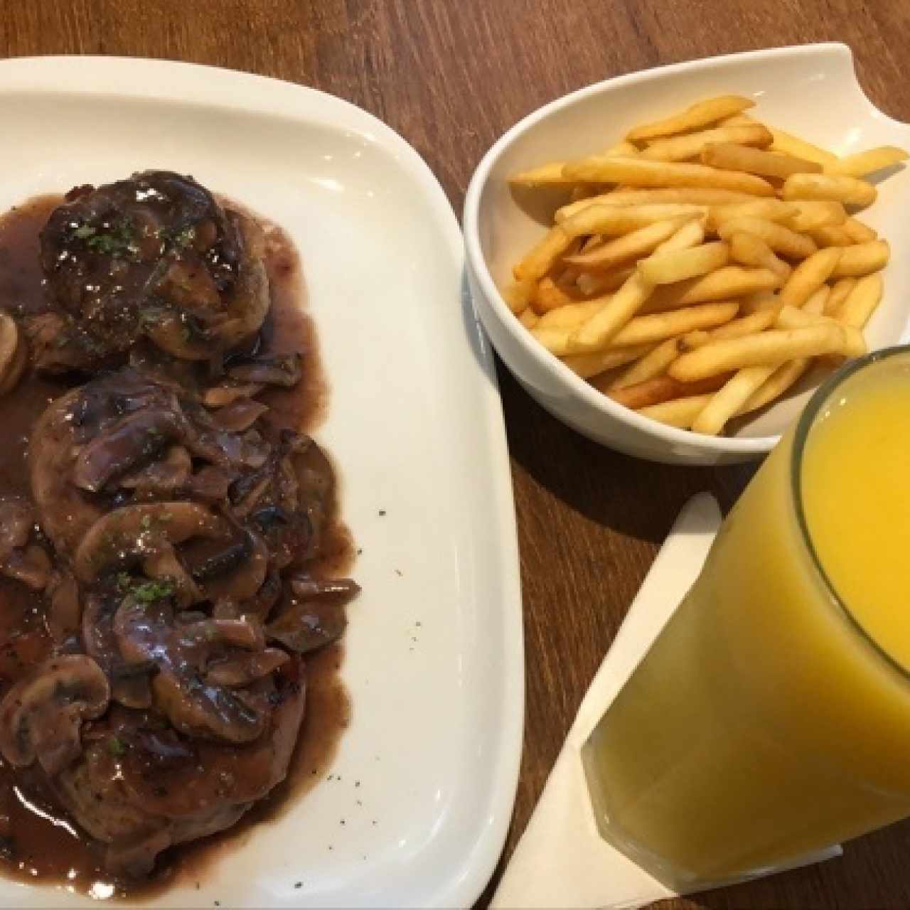 filete mignon con salsa de champiñones