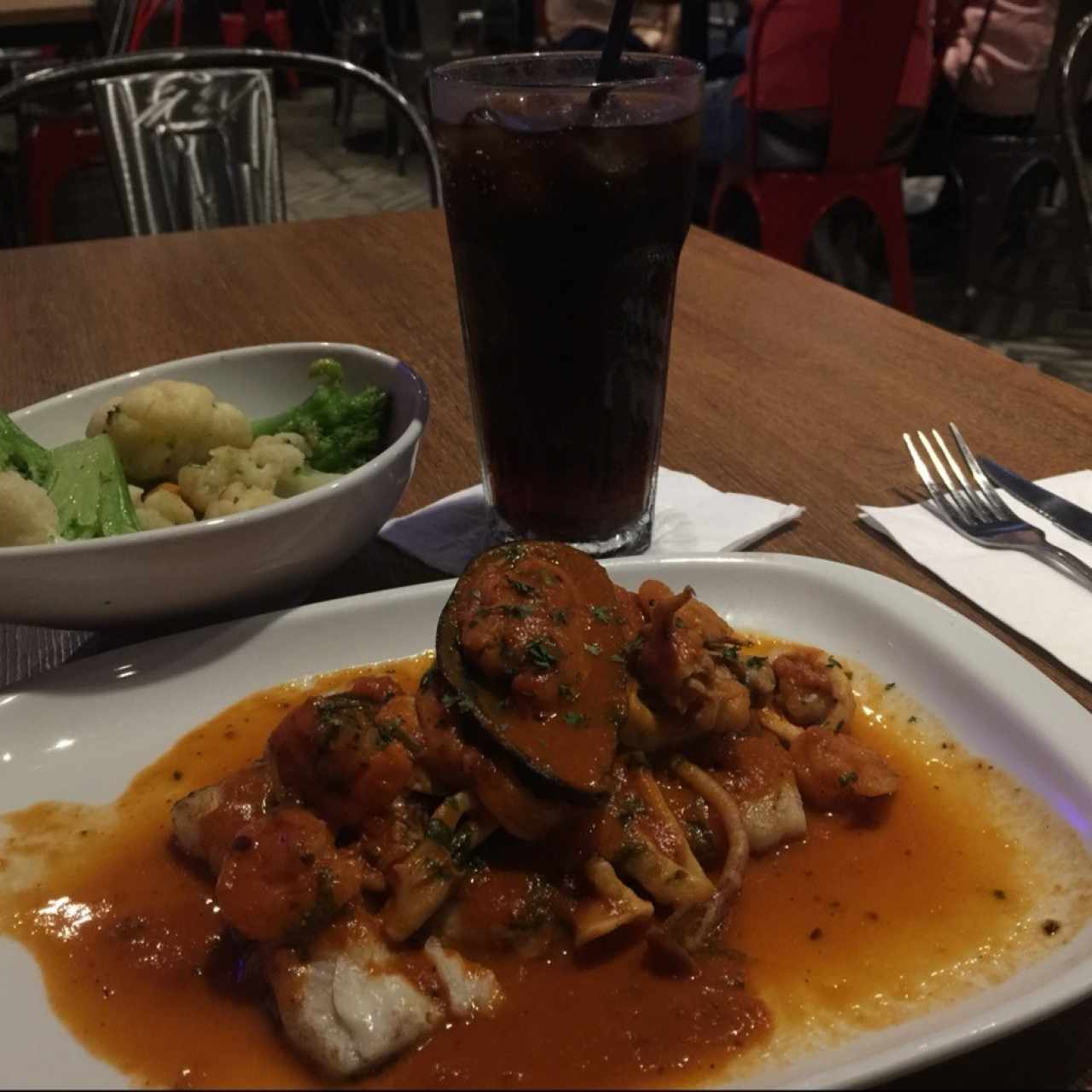 Filete de pescado a lo macho (con camarones, pulpo, almejas, calamar), vegetales salteados y soda coca-cola