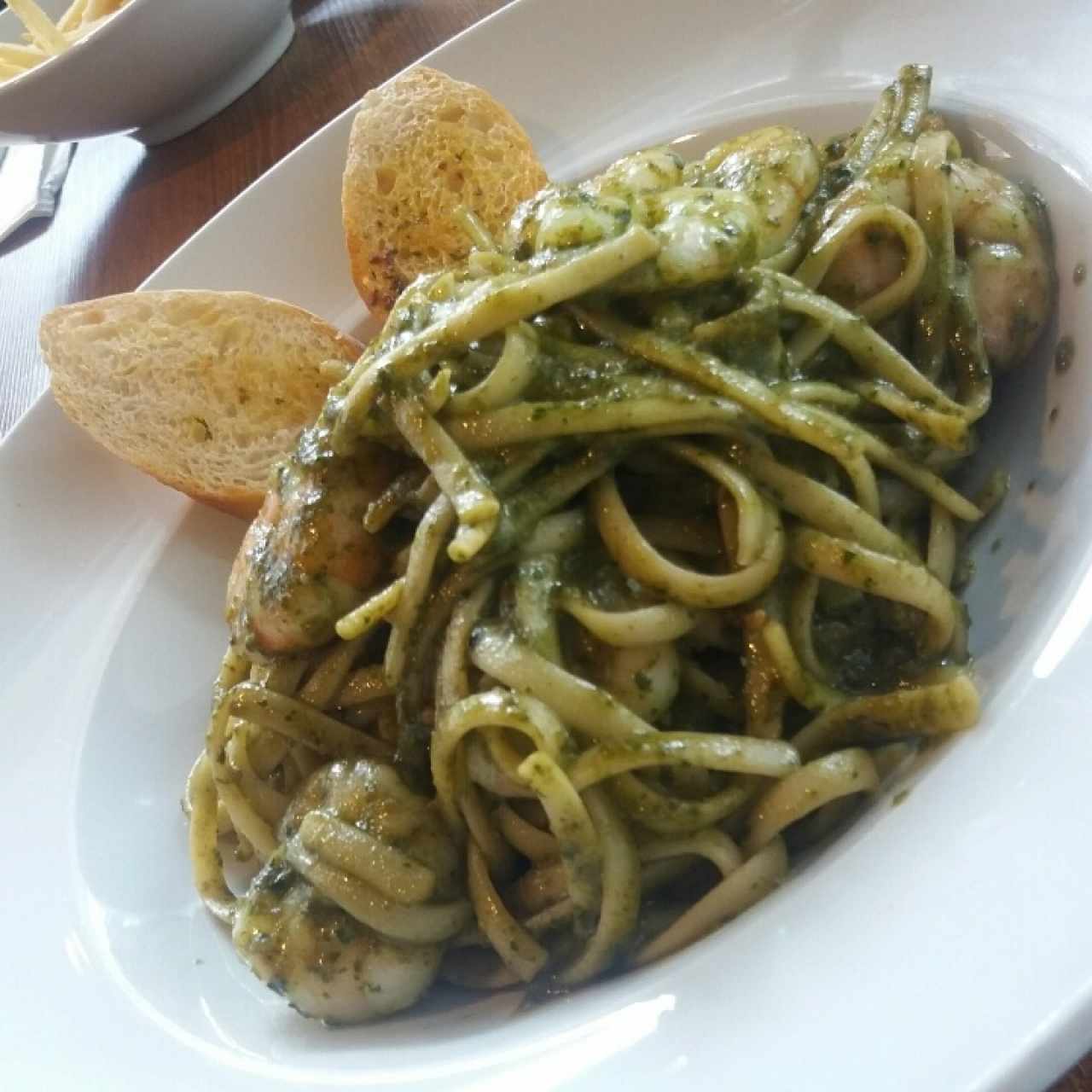 pasta al pesto con camarones