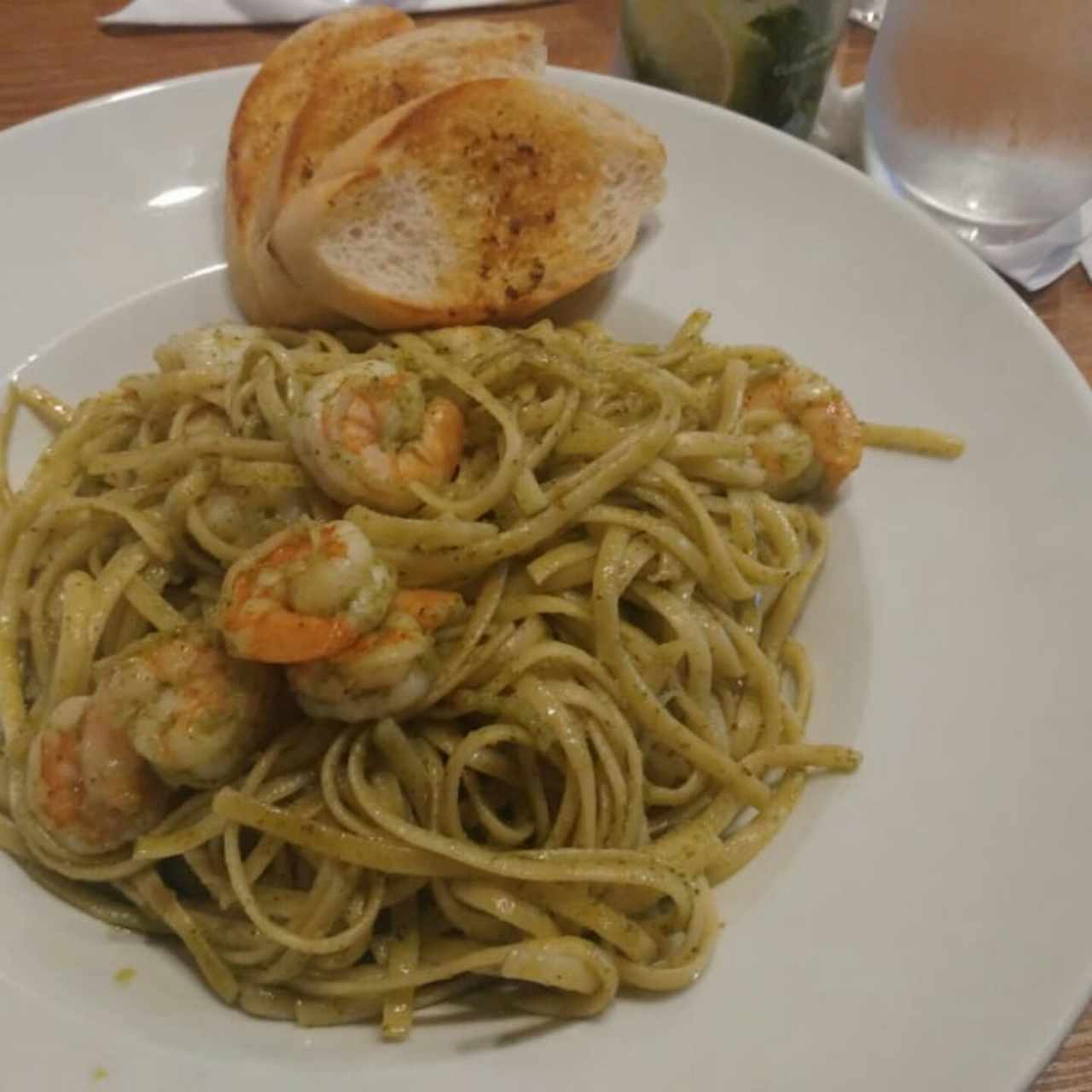 camarones con pesto