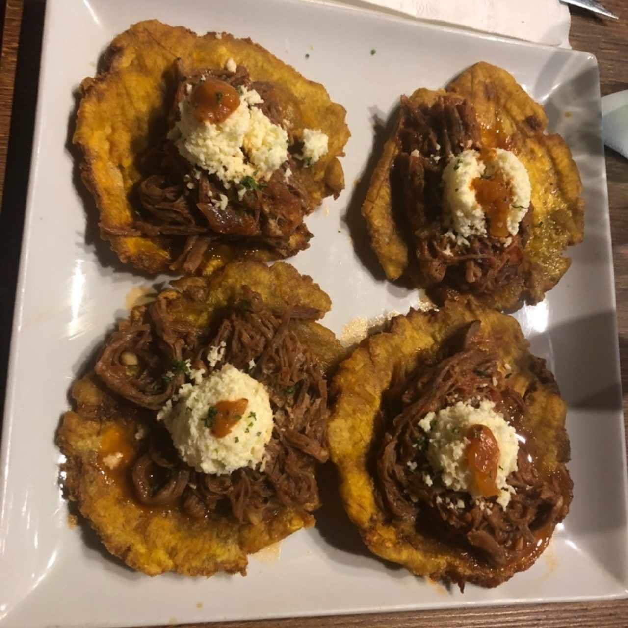 Patacones rellenos con ropa vieja