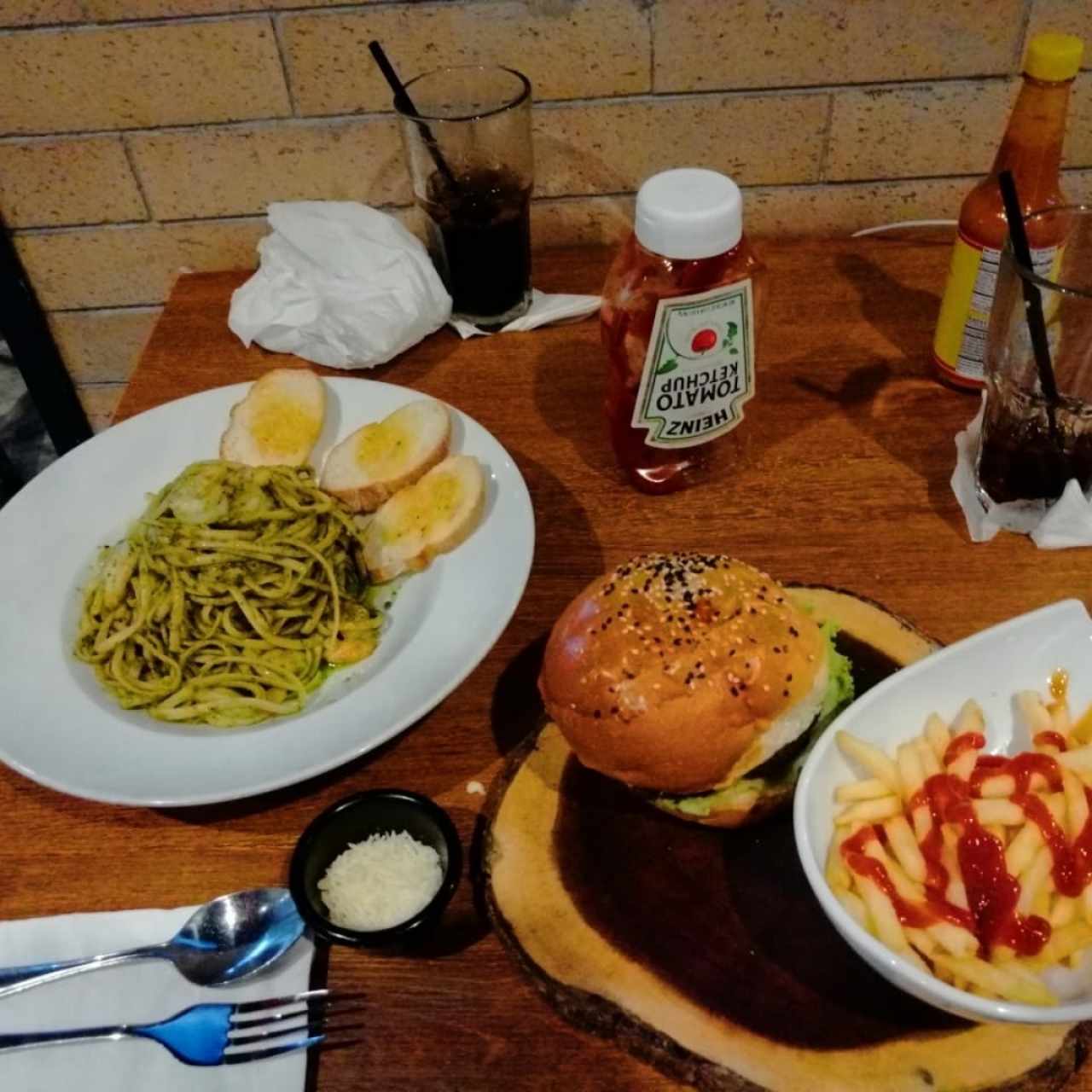 fideos al pesto con camarones y hamburguesa con sabor Jack Daniel's