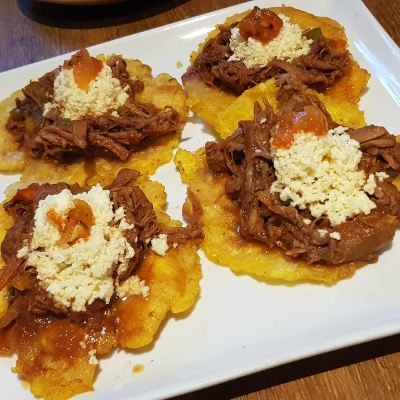 Entrada - patacones con ropa vieja 
