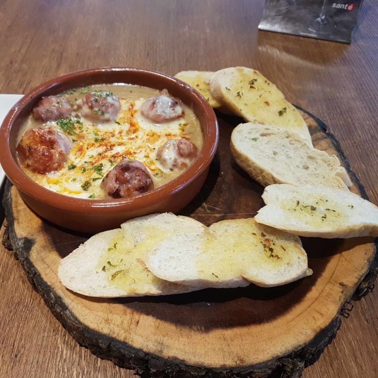 queso fundido con chorizos