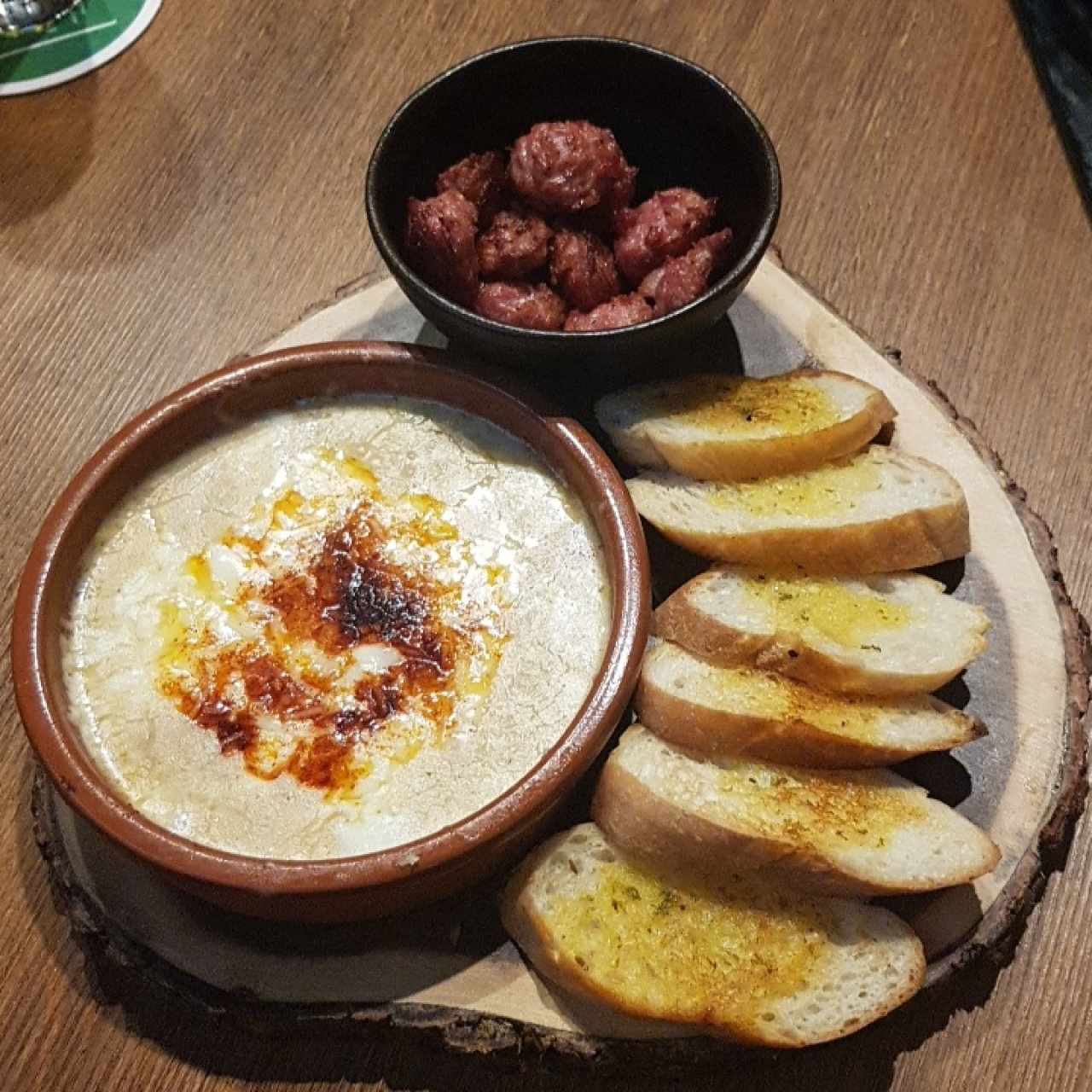 queso fundido con chorizo 