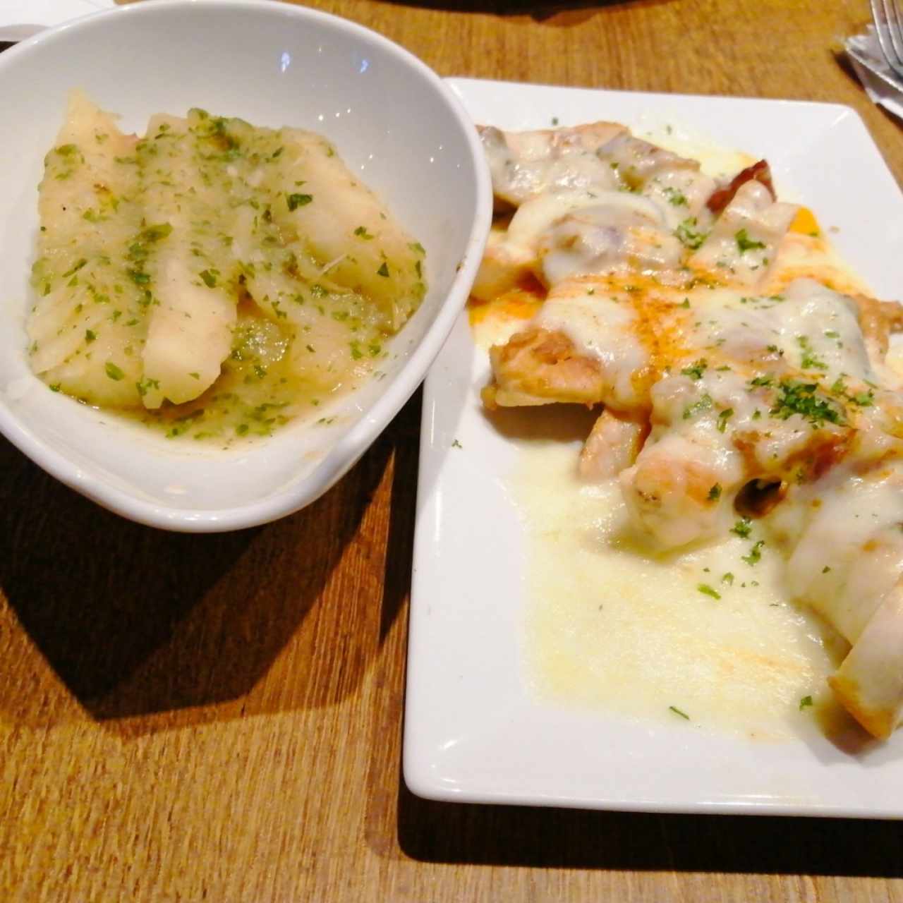 Pechuga de pollo a la Santé con yuca al moho. 