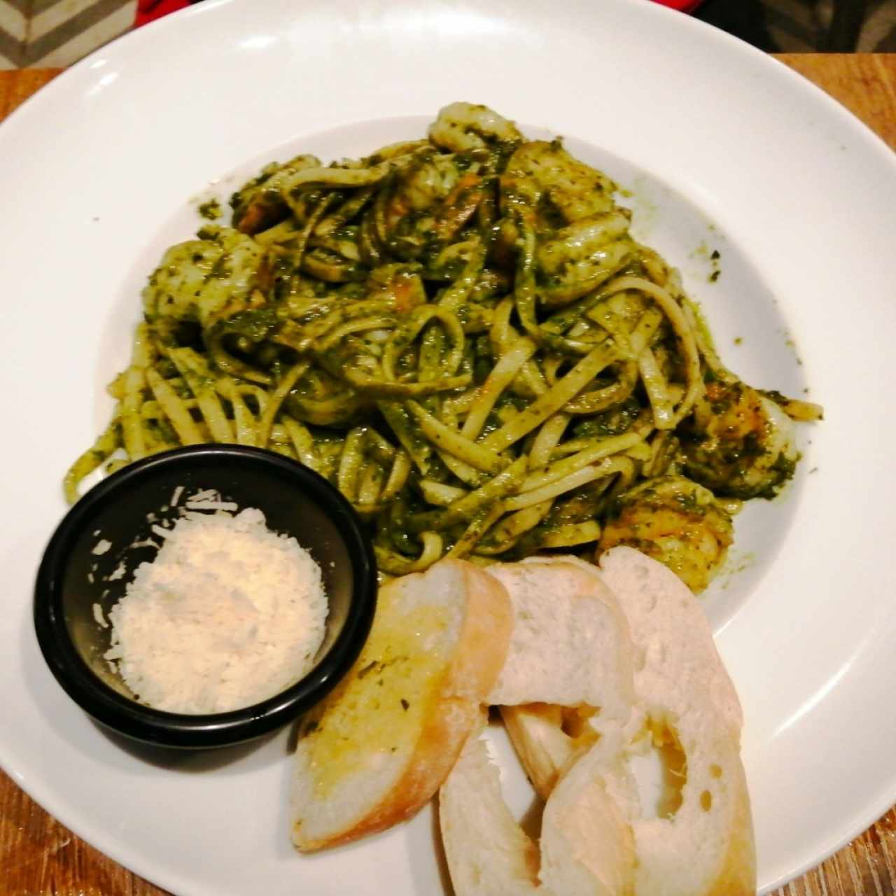 linguini al pesto con camarones