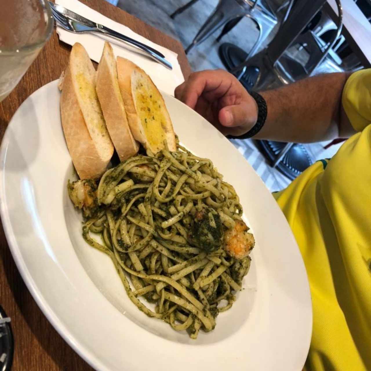 Linguini al pesto con camarones