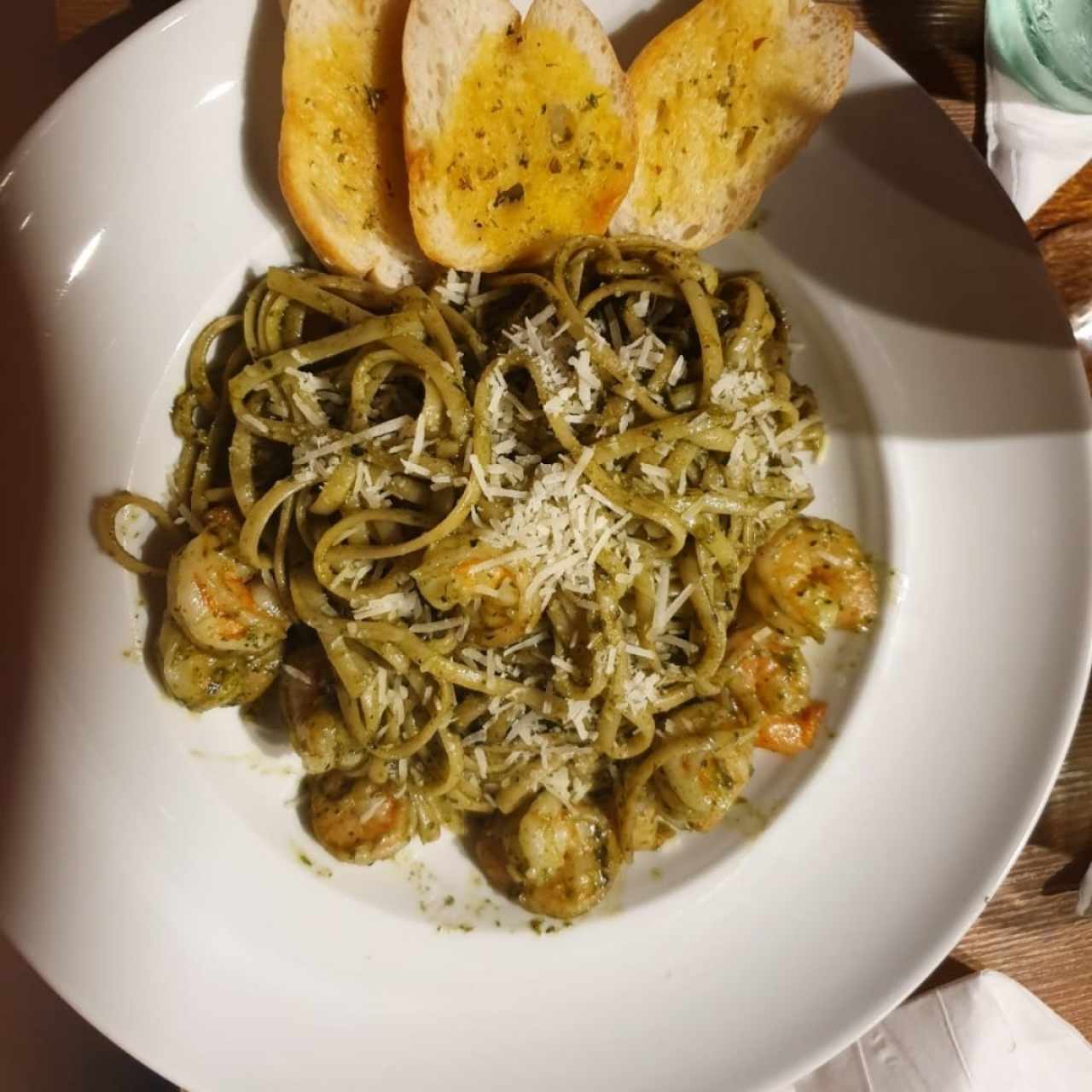 Pasta de camarones al pesto.