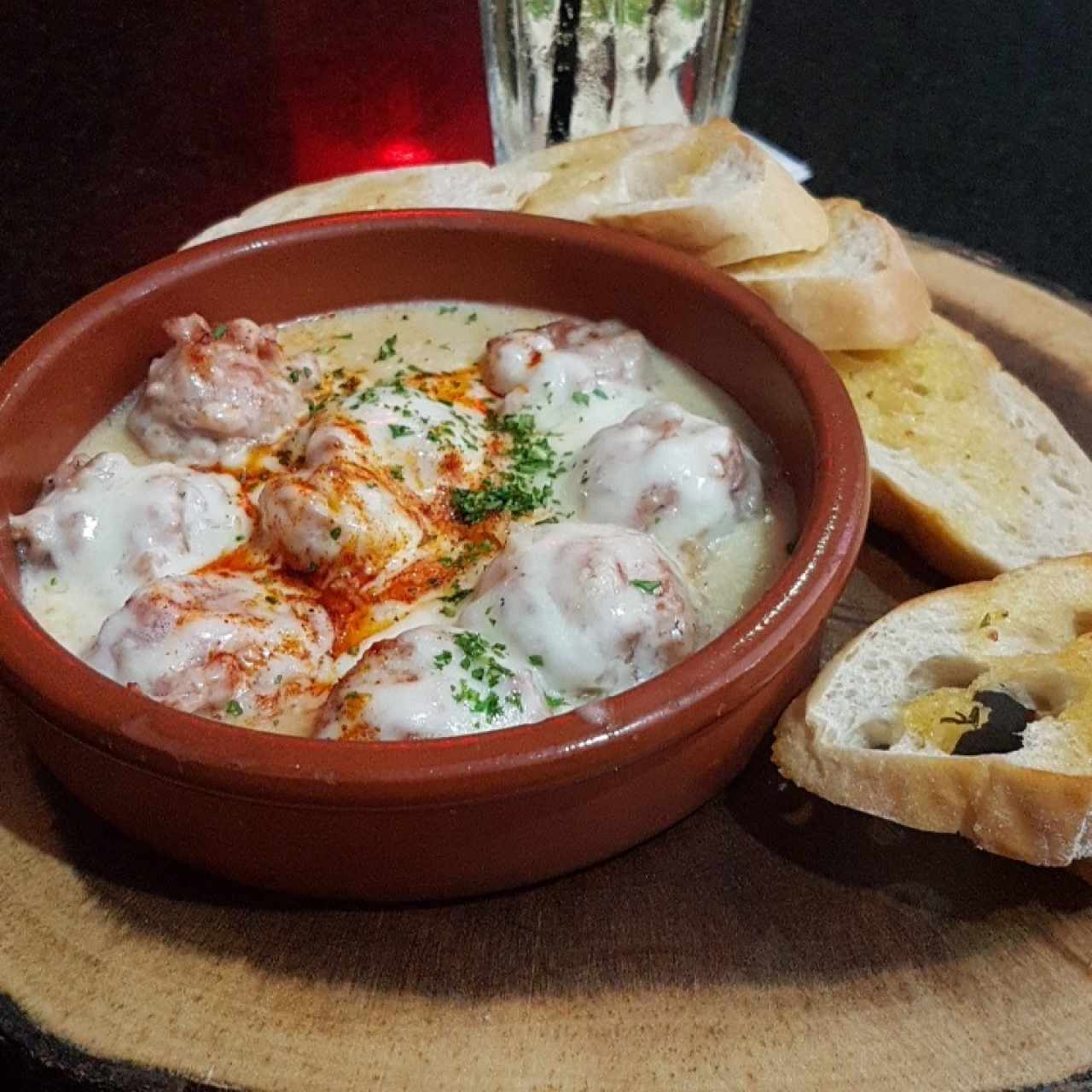 queso fundido con chorizo