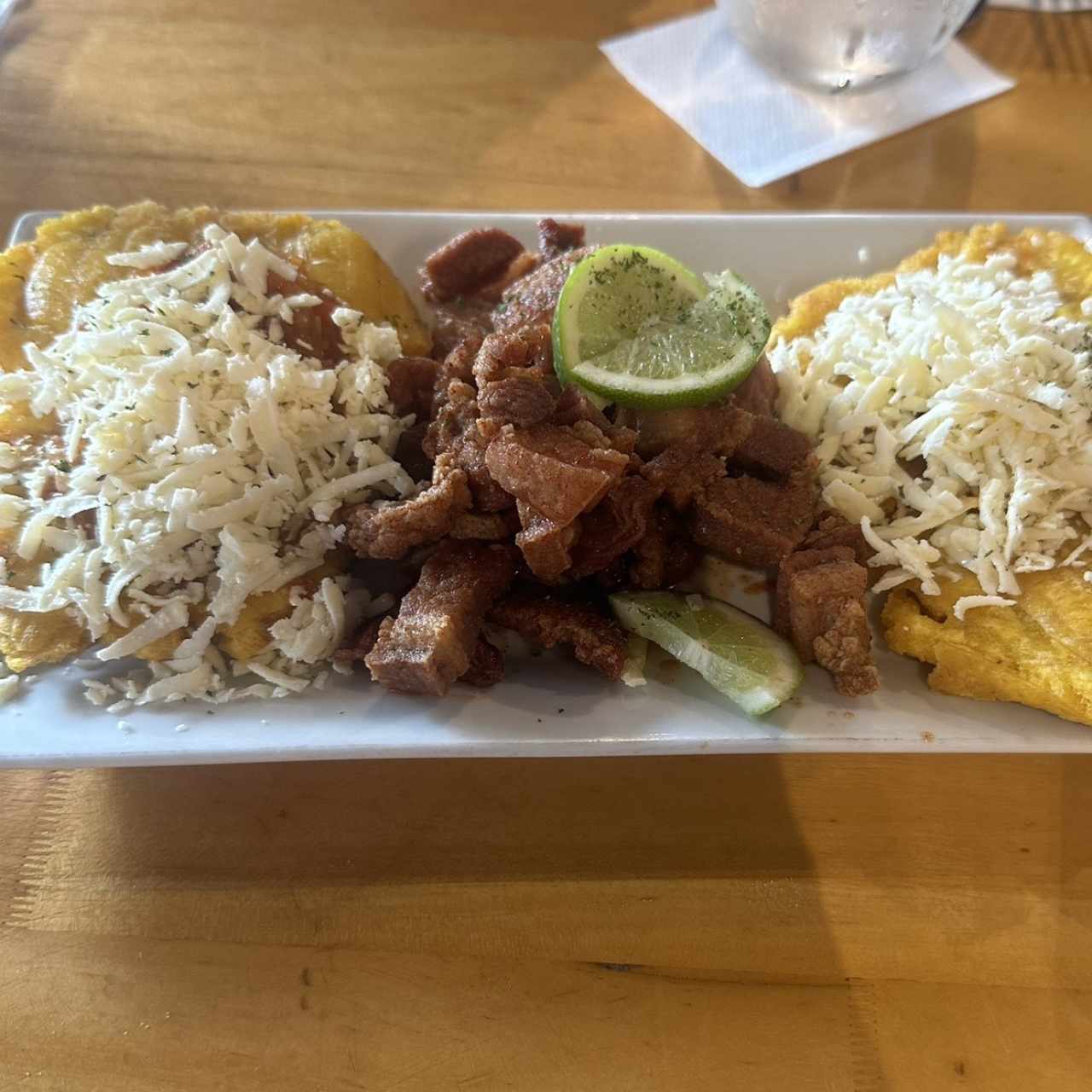 Entrada de chicharrones con patacon