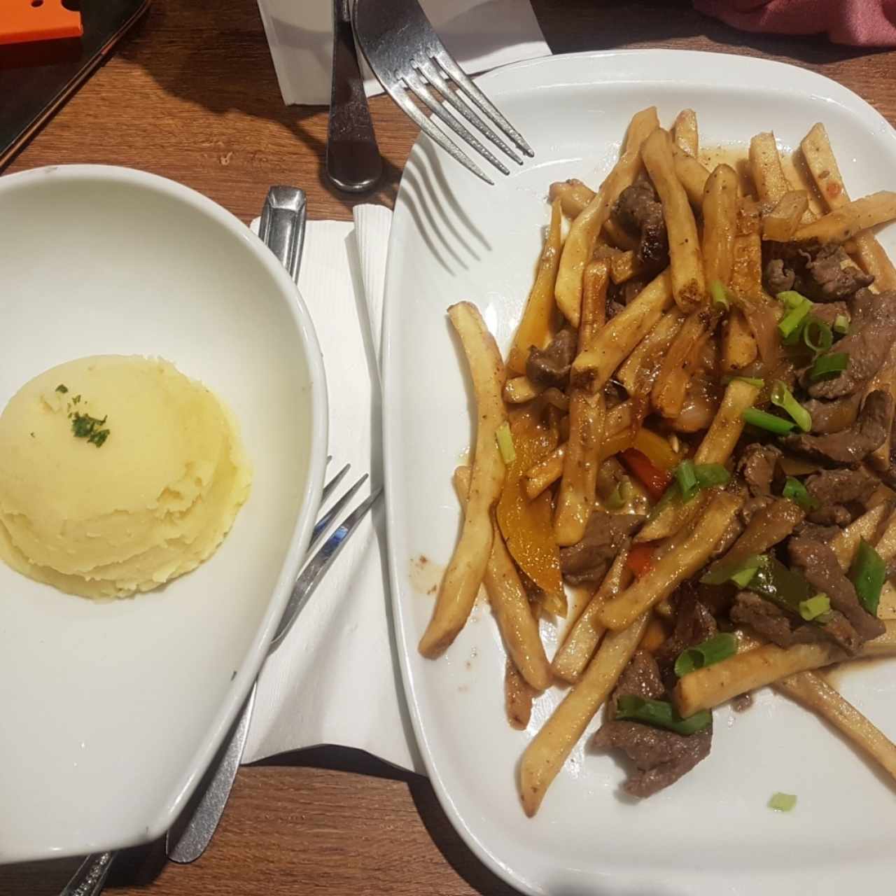 lomito saltado con pure