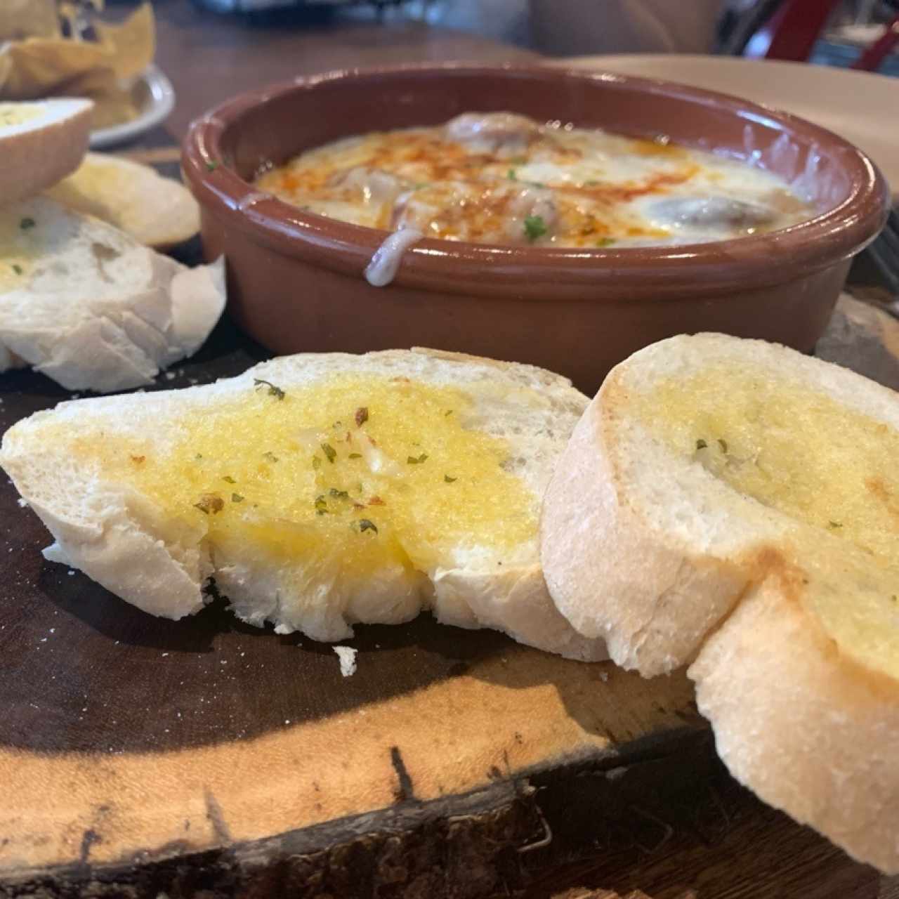 Queso fundido con chorizo.