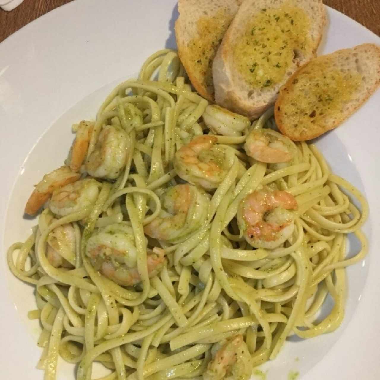 Linguini al pesto con camarones