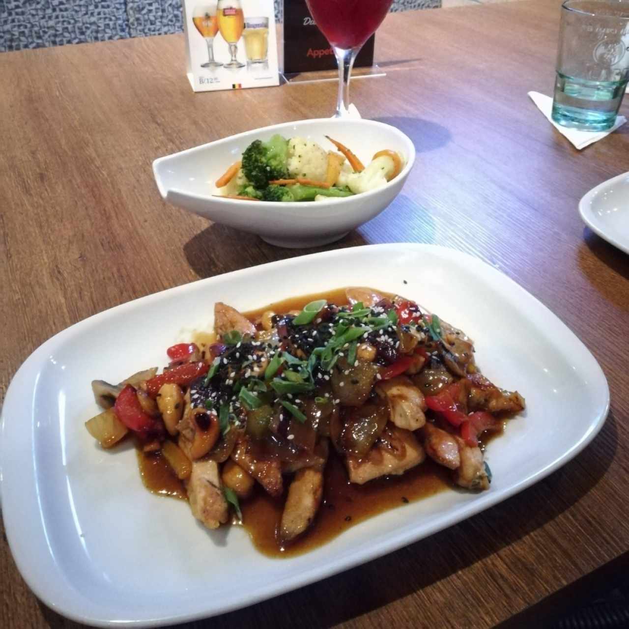 Filete de Pollo salteado en salsa de ostras con pepitas de marañón