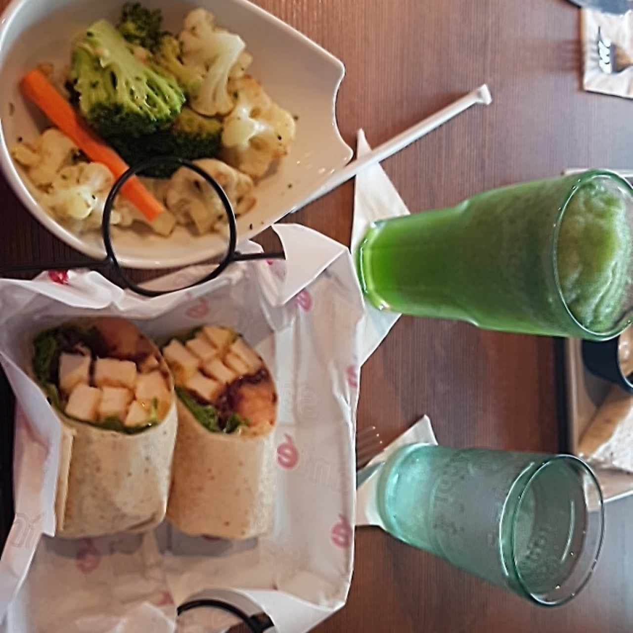 chicken Wrap con vegetales salteados y limonada con hierba buena