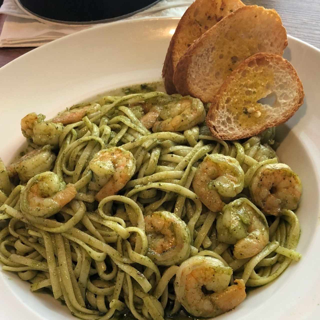 pasta de camarones al pesto
