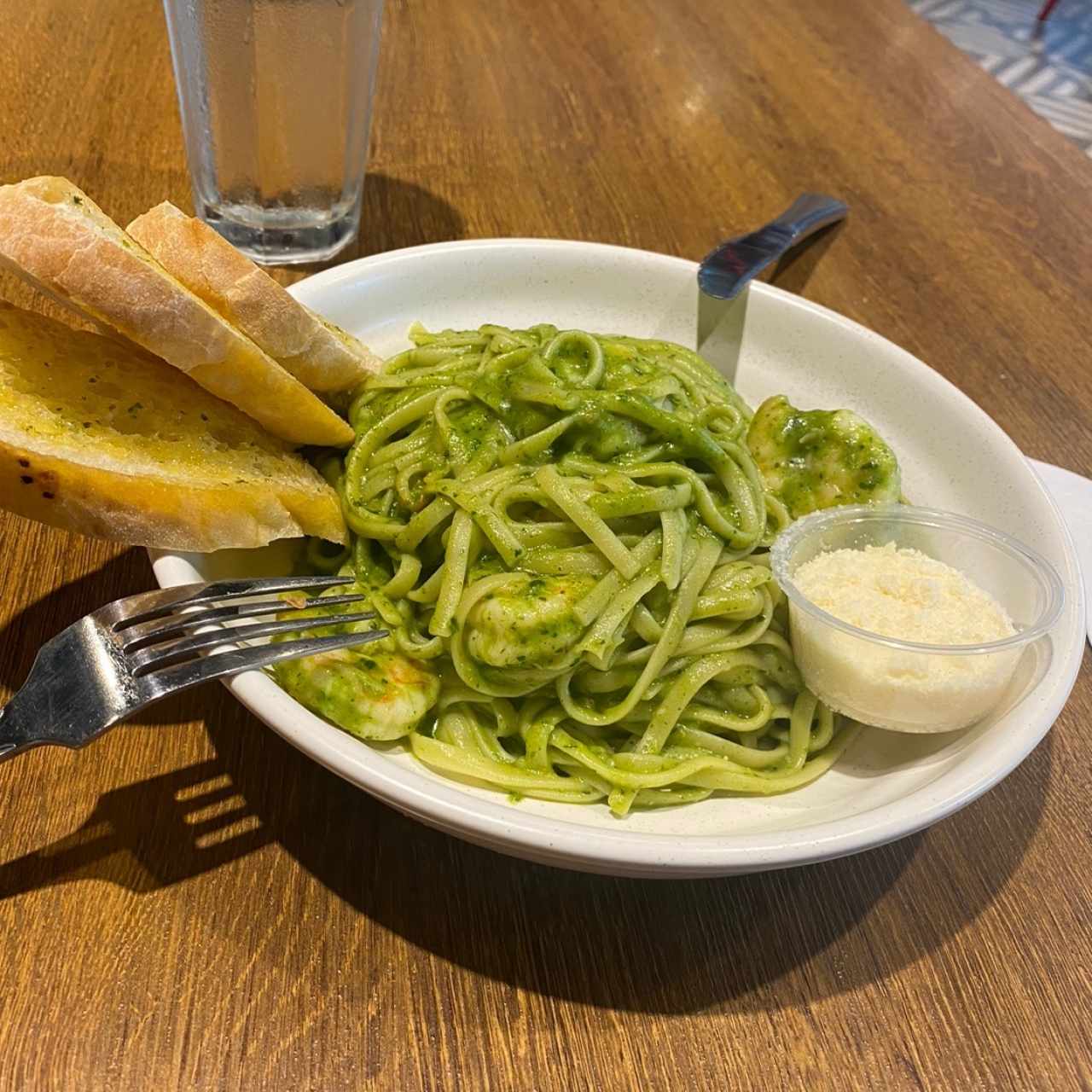 Pasta al Pesto con Camarones