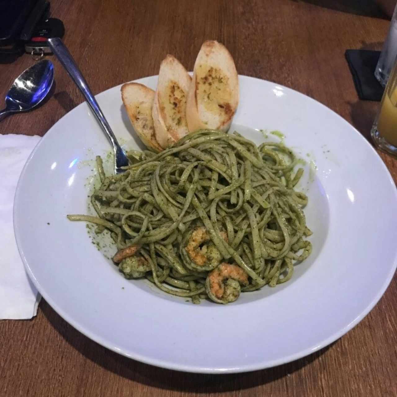 pasta al pesto con camarones