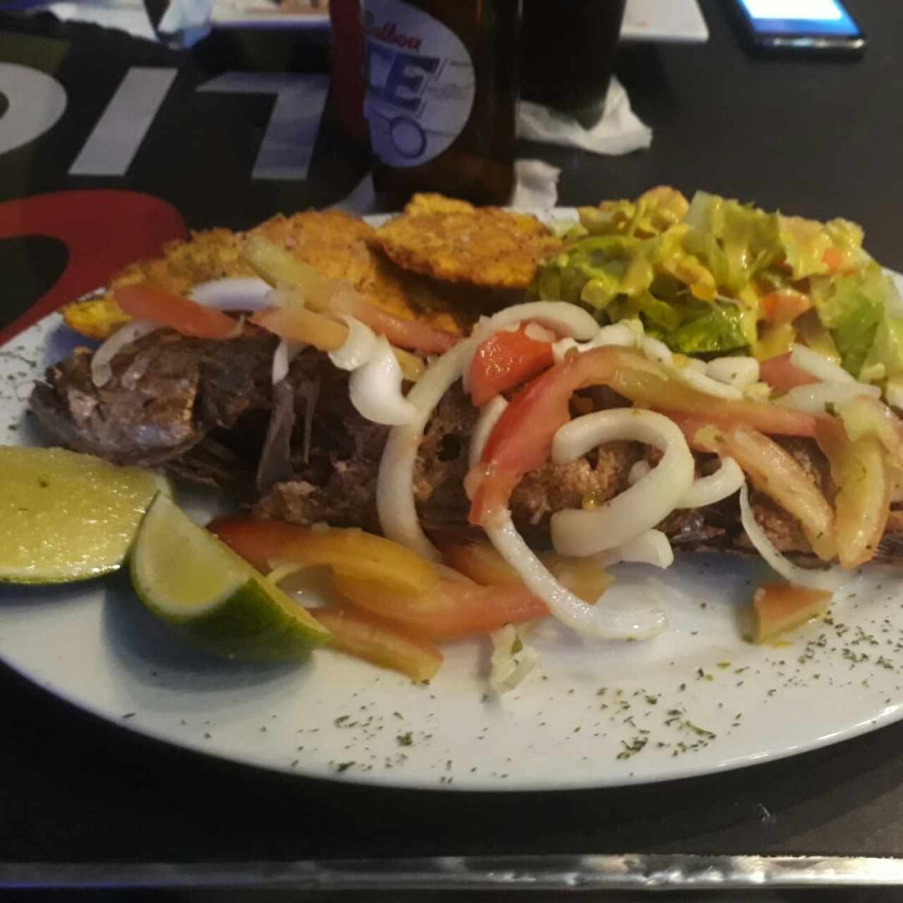 Corvina con patacones y ensalada de frutos frescos 