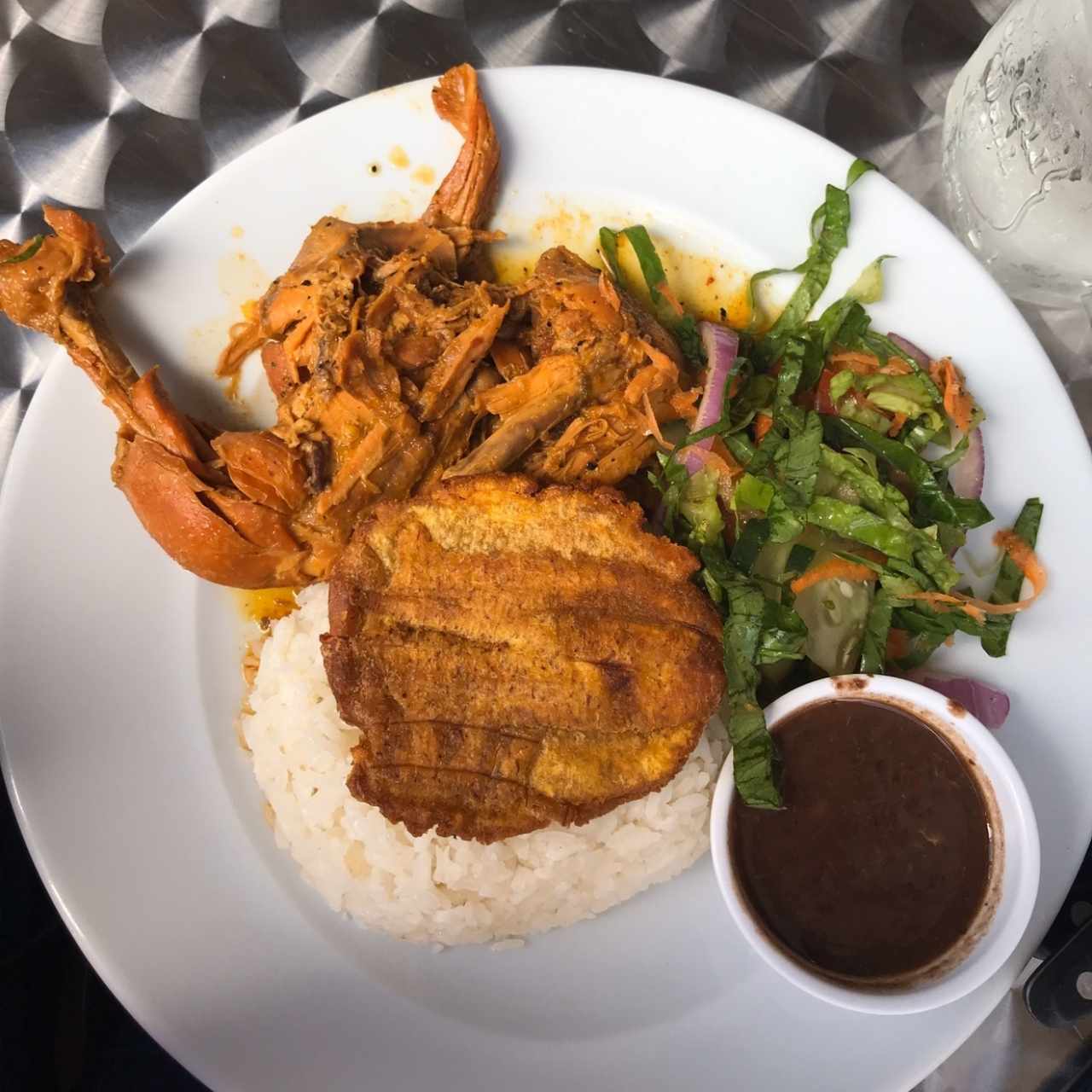 Pollo guisado, porotos, arroz, ensalada y patacon