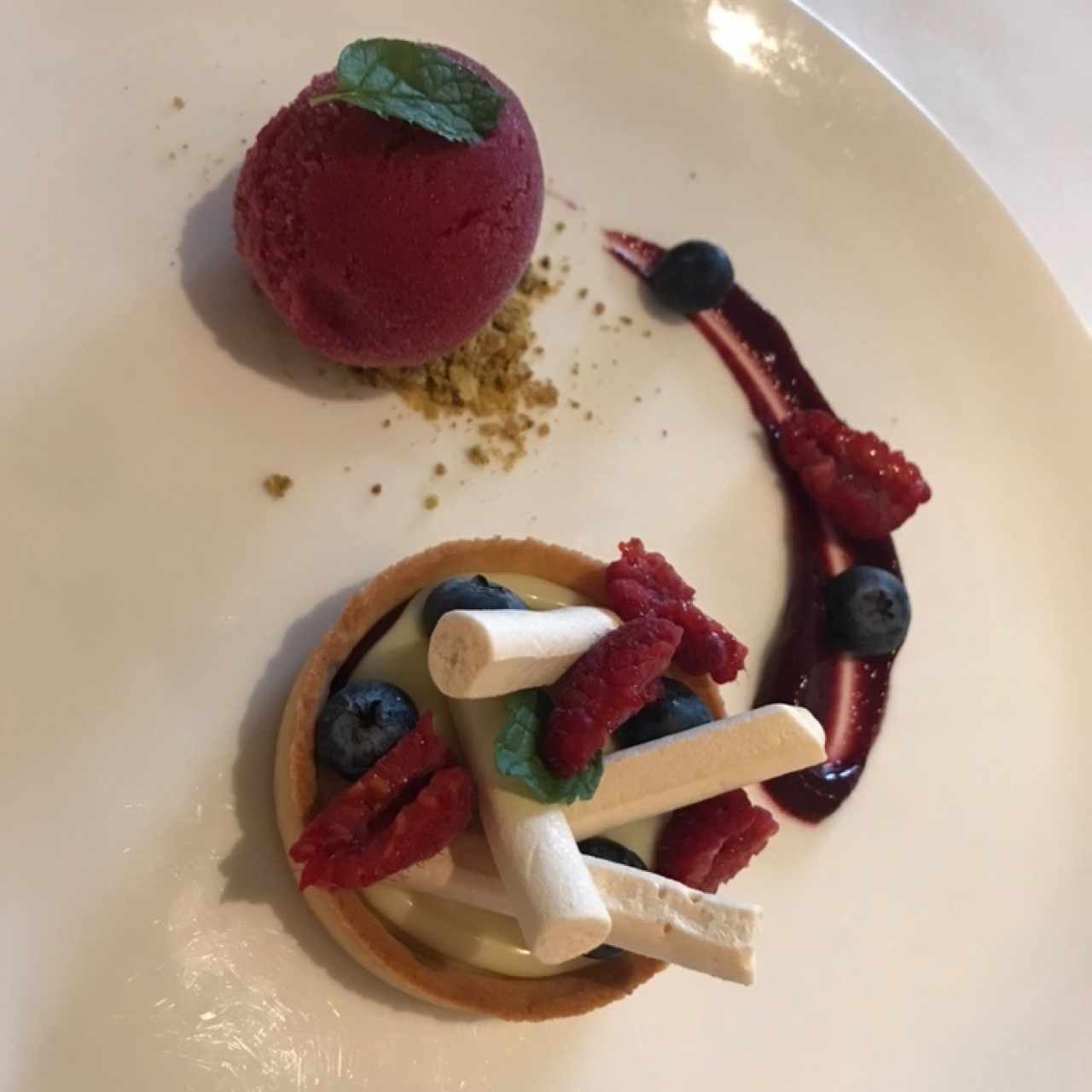 Tartaleta cremoso de Yuzu, sorbete de frambuesas