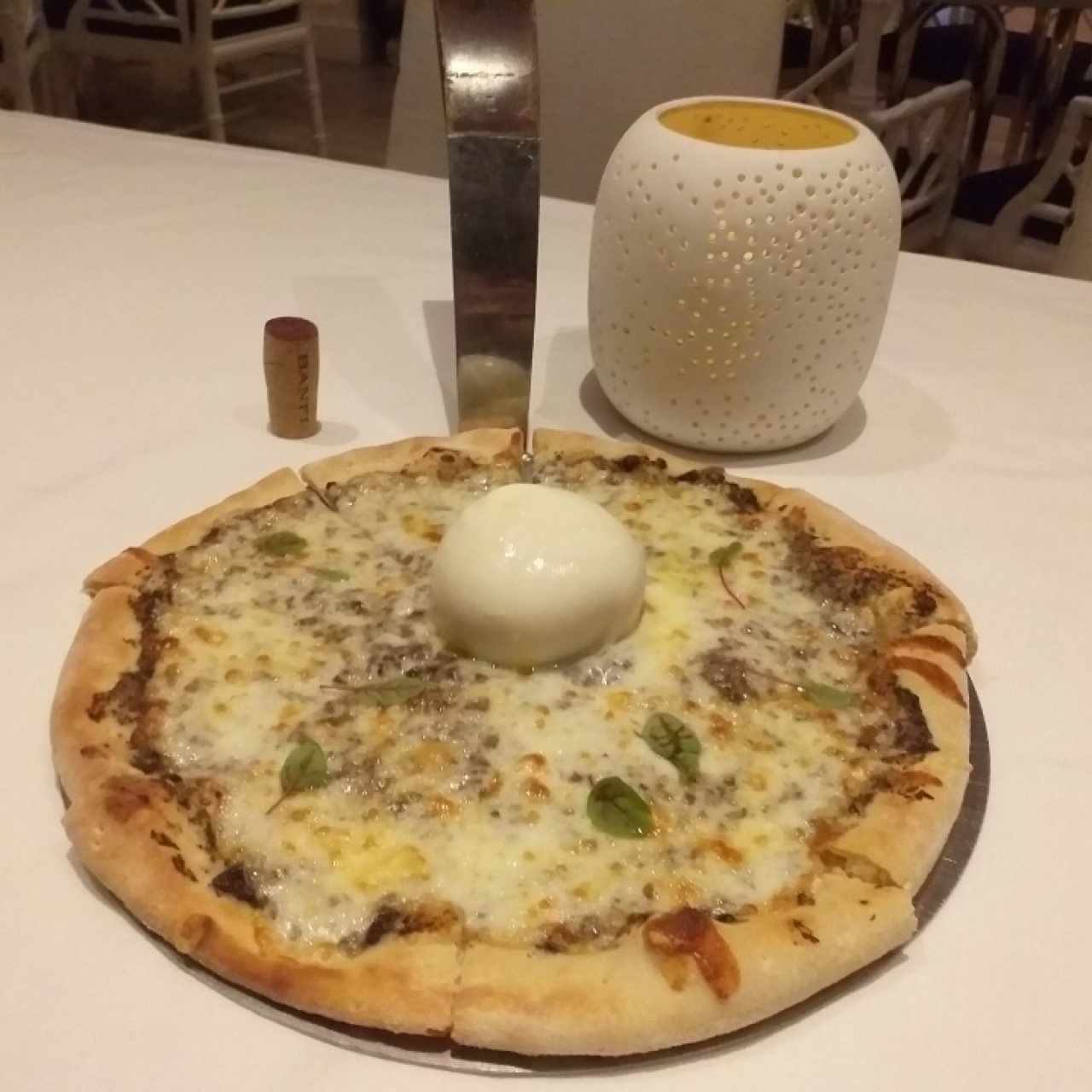 Pizza Bianca: crema de tartufo y media burrata