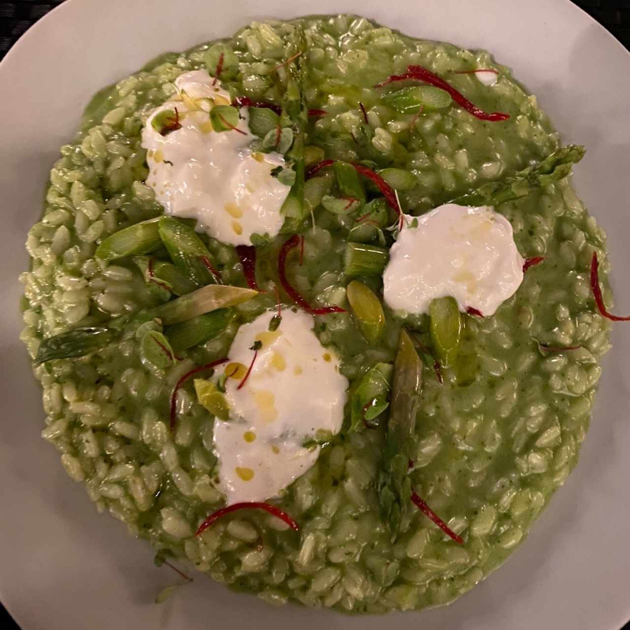 Risotto Carnaroli con espárragos verdes, tomates secos y stracciatella