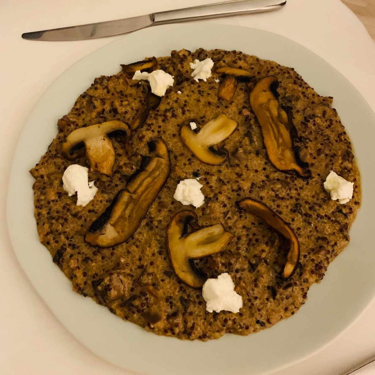 Quínoa con funghi di Bosco, aromas de trufas y lluvia de queso de cabra
