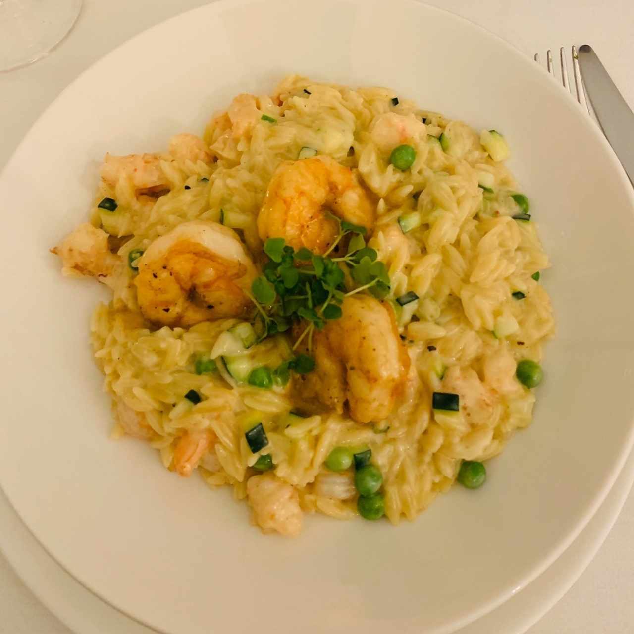 Orzo, preparado como un risotto, camarones rostizados al olio e hierbas