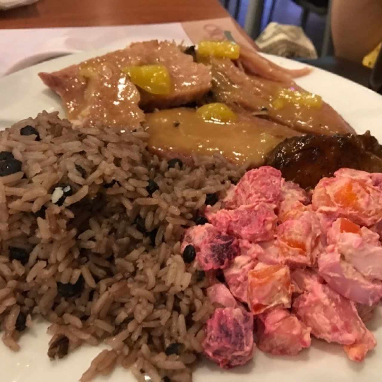 Jamón Navideño, Arroz con Guandú, Ensalada de Feria y Plátano a la Tentación