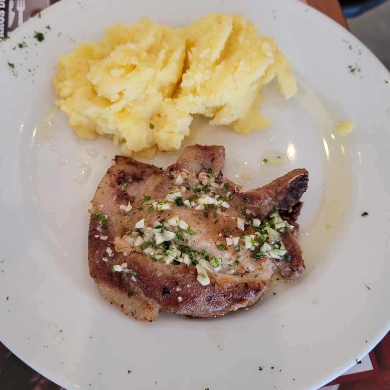 chuleta puerco con puré de papas 