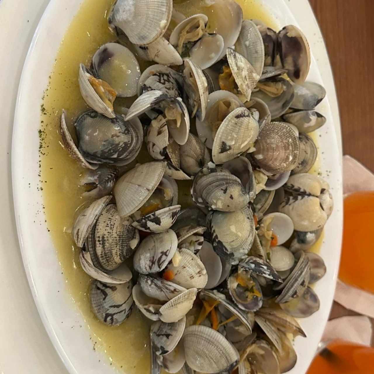 Almejas al ajillo o en Salsa roja