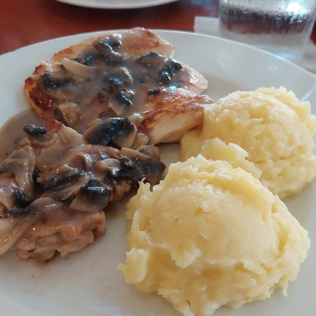 Pollo Deshuesado en Salsa de Hongos
