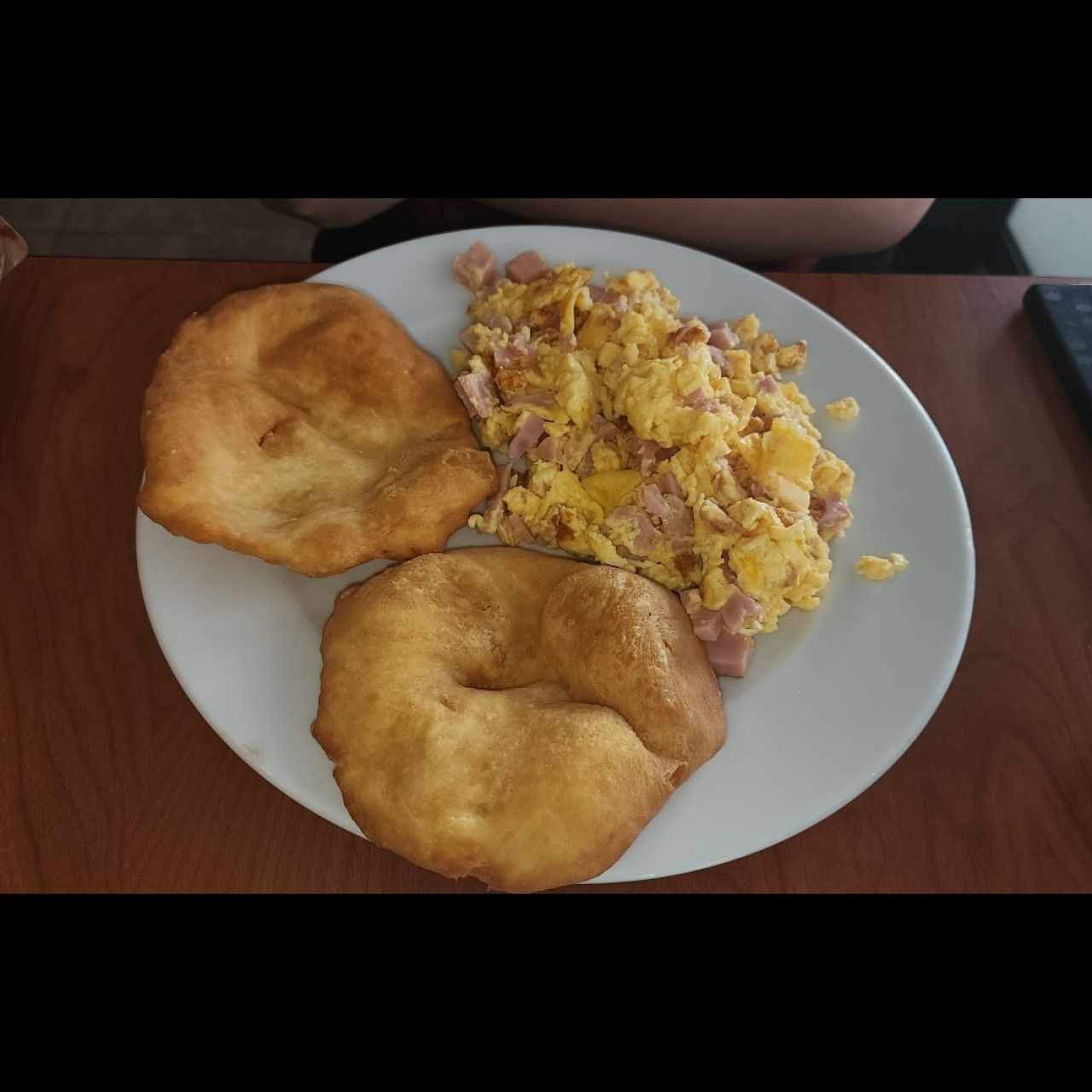Huevos con Jamón y hojaldra