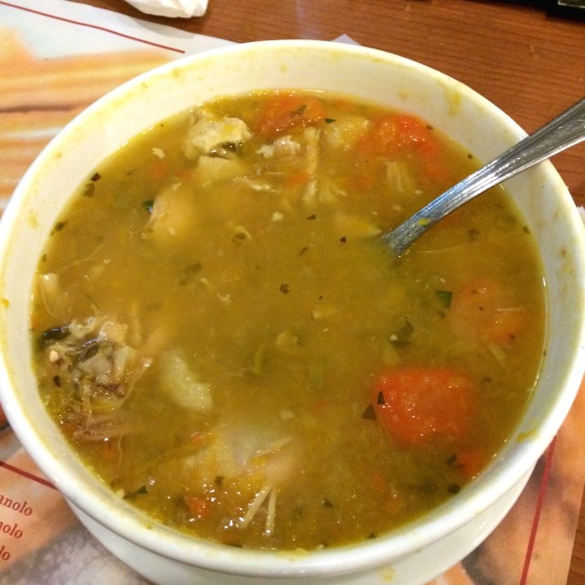 Engaño de sancocho que es realmente sopa de pollo mala