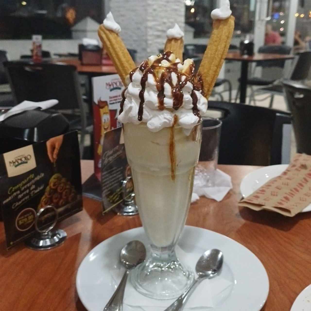 Churros con Helado y Chantilly