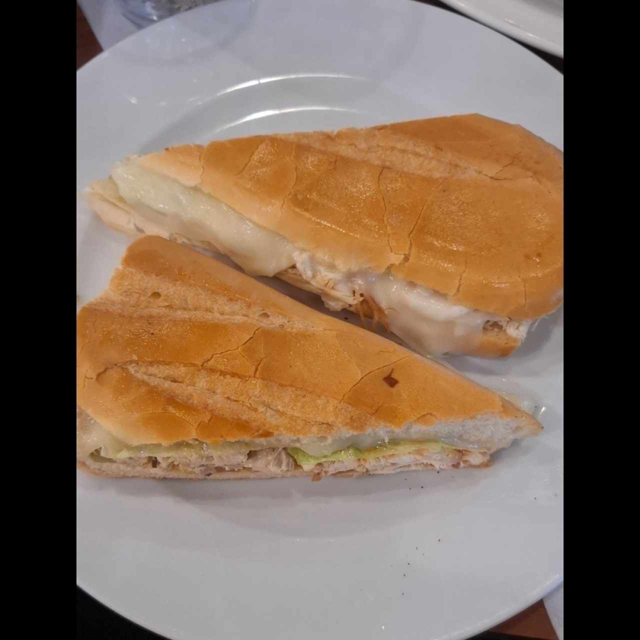 Emparedado de pollo con mozarela
