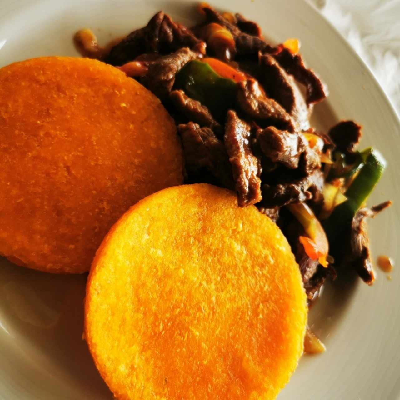 Bistec picado estilo panameño con tortilla