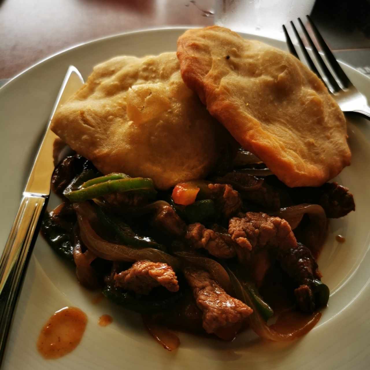 Bistec picado estilo panameño con Hojaldra 