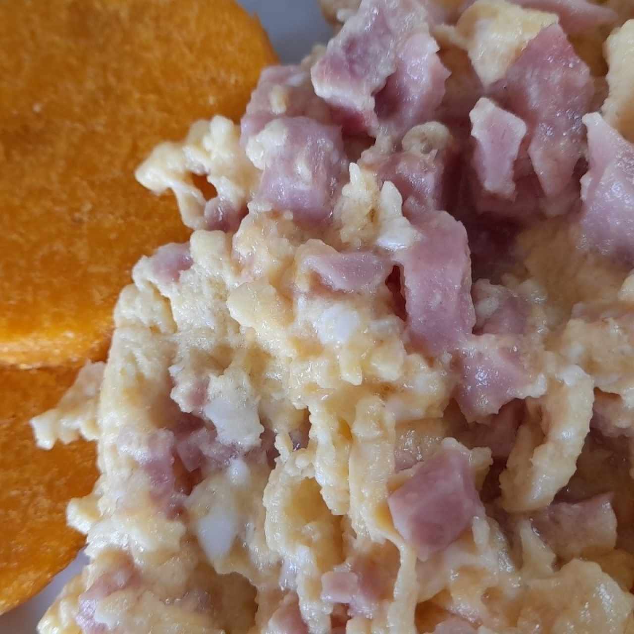 Huevos con jamón acompañado de torillas de maiz