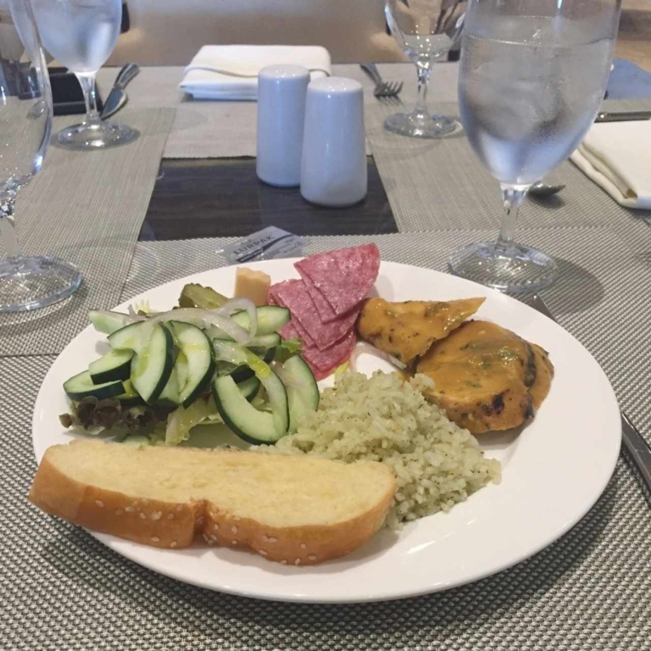Pollo en salsa Curry con Manzanas y Arroz con Finas Hierbas
