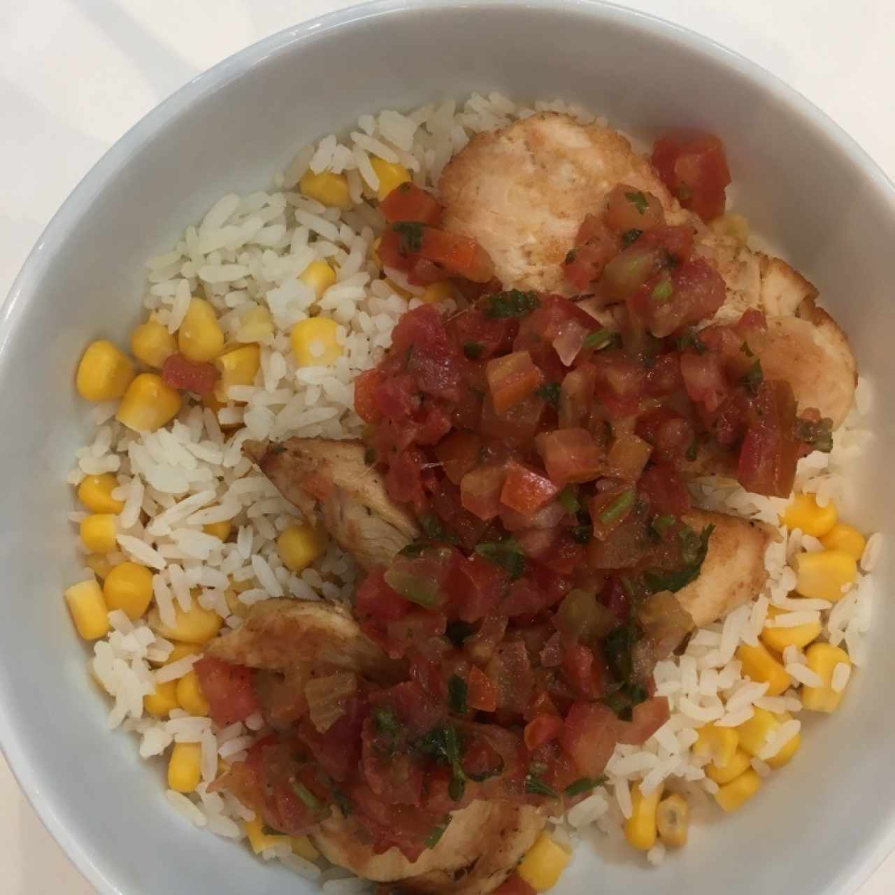 pollo con arroz y pico de gallo