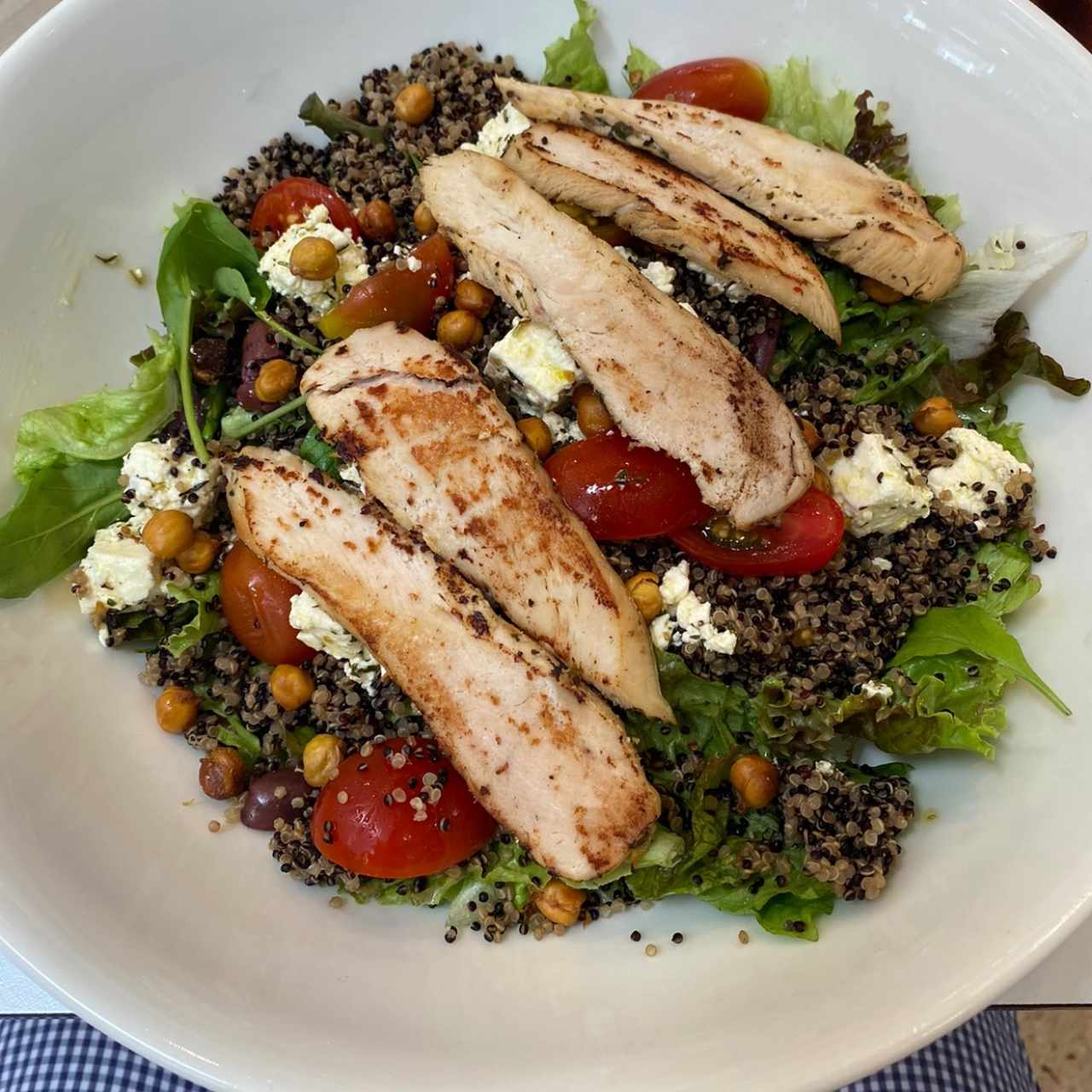 Chickpea Quinoa Salad con Extra de Pollo 