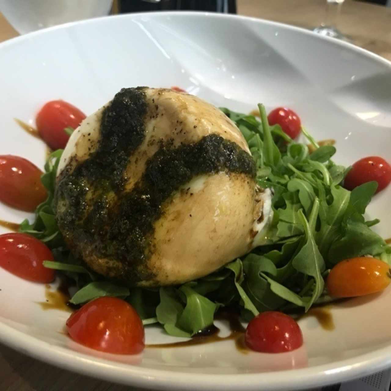 burrata en cama de arrugulas