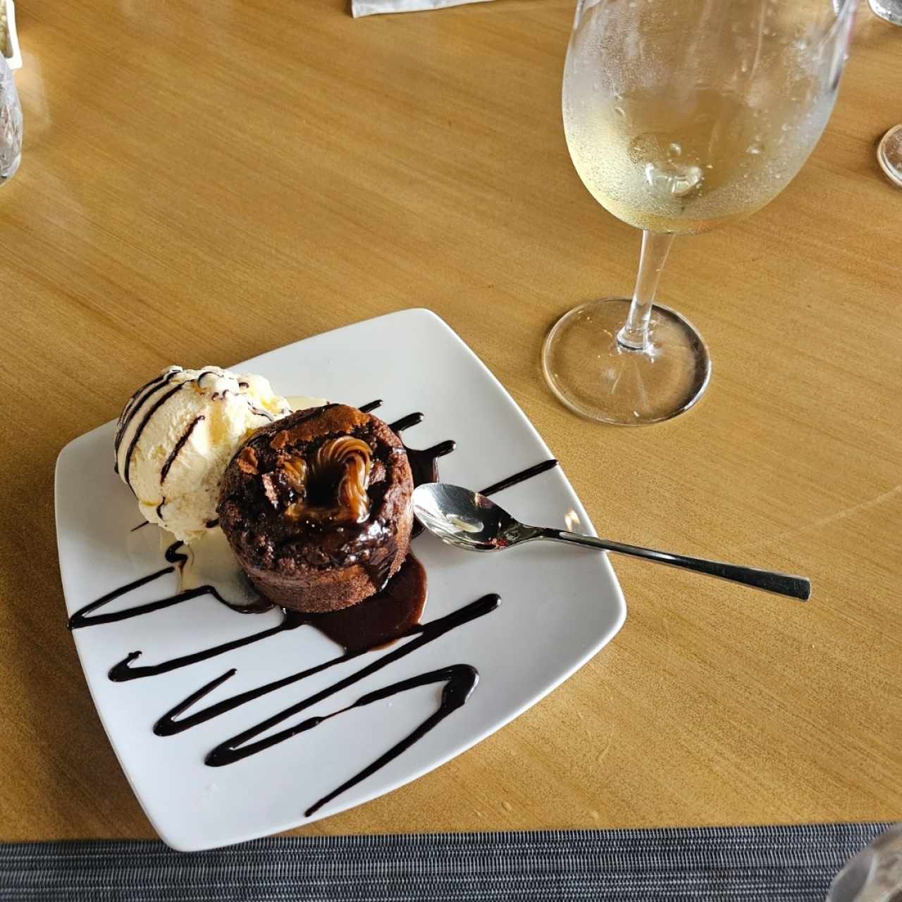 volcán de chocolate con helado