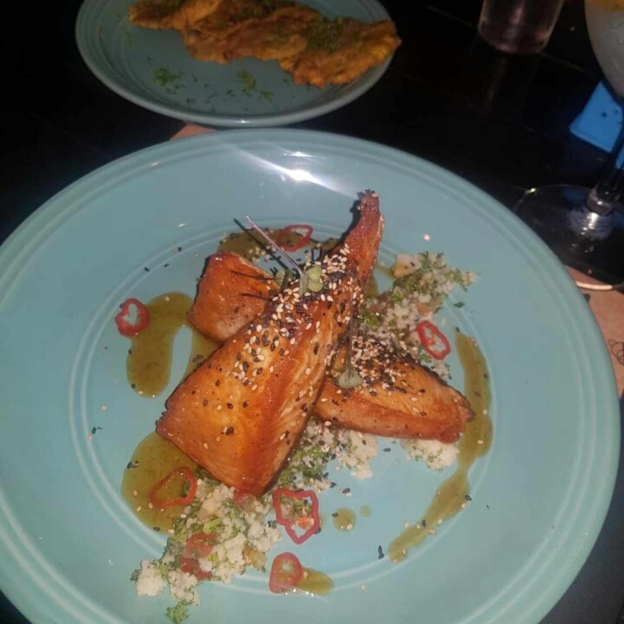 SALMÓN EN CRUST DE SÉSAMO