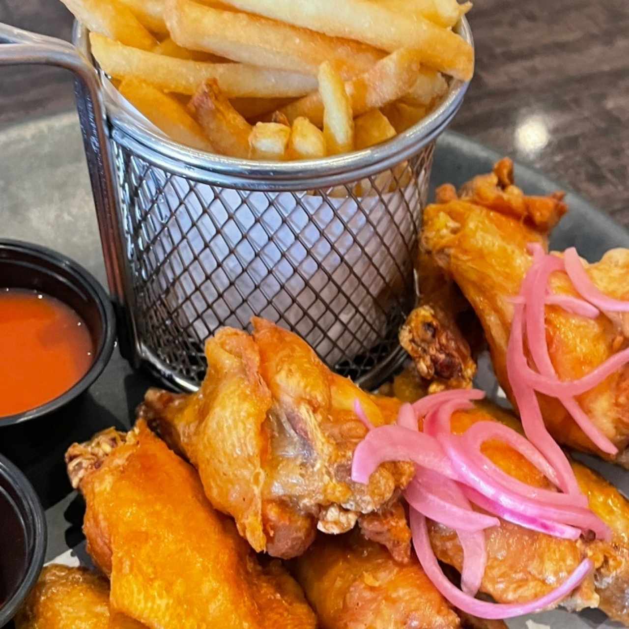 Buffalo wings con papas fritas